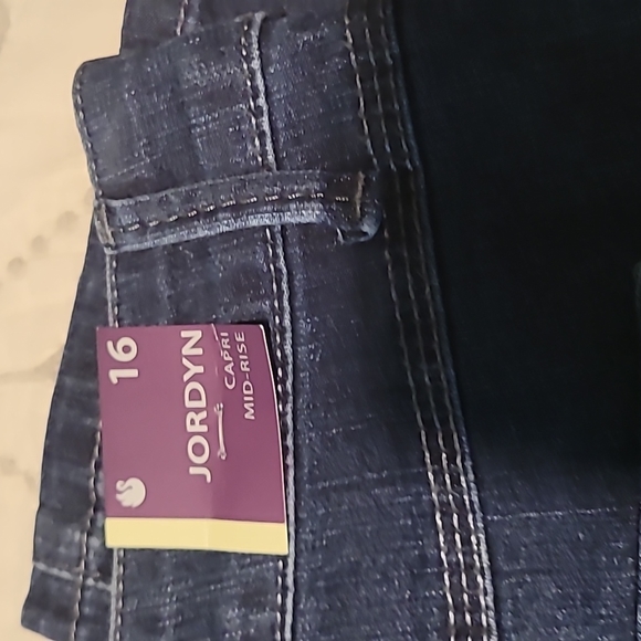 Cute Gloria Vanderbilt "Jordyn" Capri Mid-Rise - Picture 3 of 5